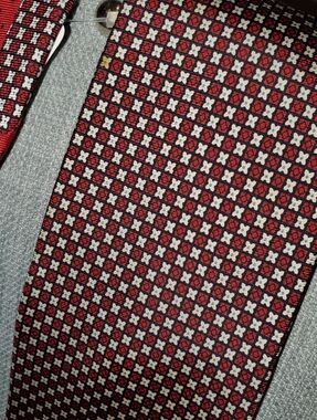 Tommy Hilfiger Mens Neck Tie, 100% Silk, Red and Light Gray Pattern